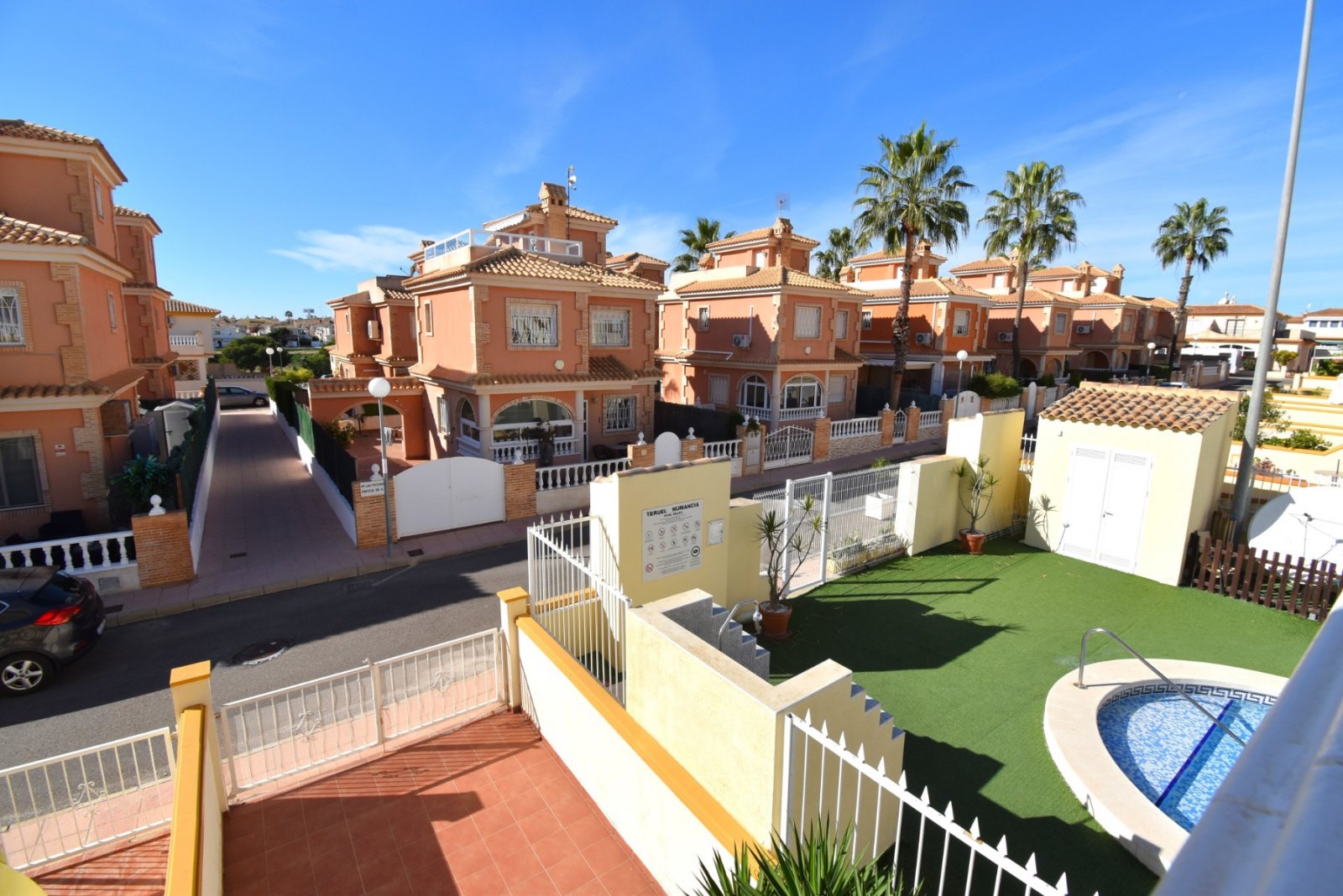 Appartement à l'étage supérieur avec 2 chambres, 1 salle de bain, terrasse sur le toit et piscine commune