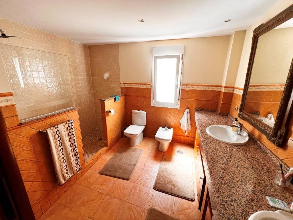 Villa mit 6 Schlafzimmern, 5 Bädern und Privatpool nur 5 Minuten vom Stadtzentrum