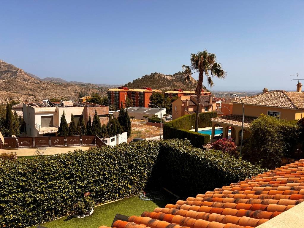 Villa mit 6 Schlafzimmern, 5 Bädern und Privatpool nur 5 Minuten vom Stadtzentrum