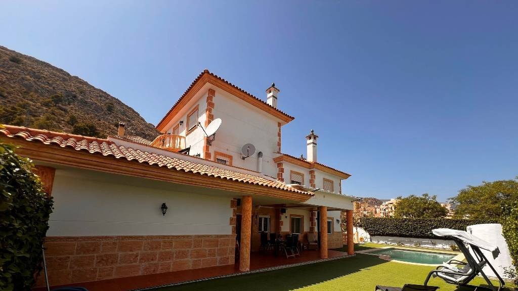 Villa mit 6 Schlafzimmern, 5 Bädern und Privatpool nur 5 Minuten vom Stadtzentrum