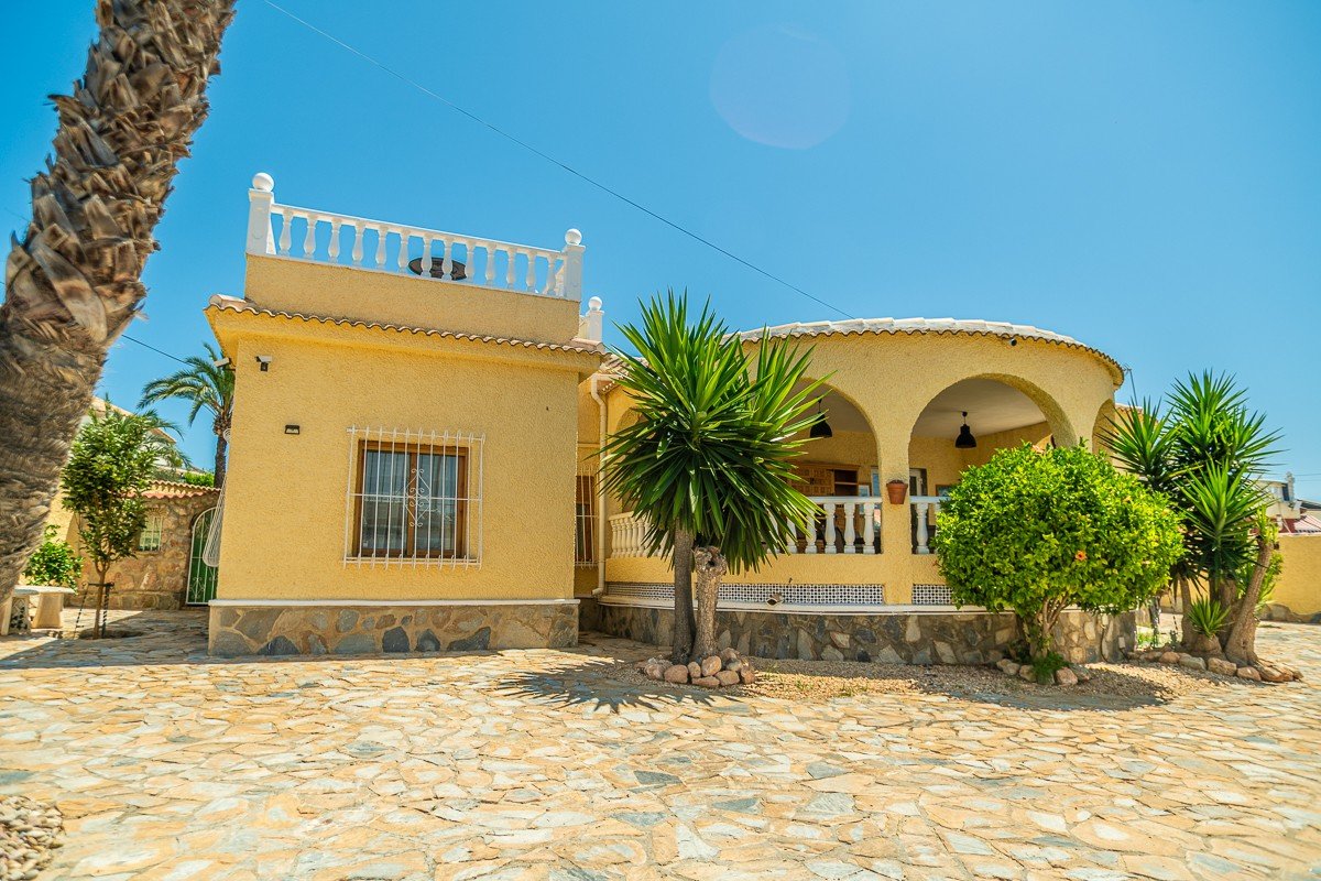 Superbe villa de style méditerranéen avec 3 chambres, 3 salles de bains, terrasse sur le toit, climatisation, piscine privée et place de parking