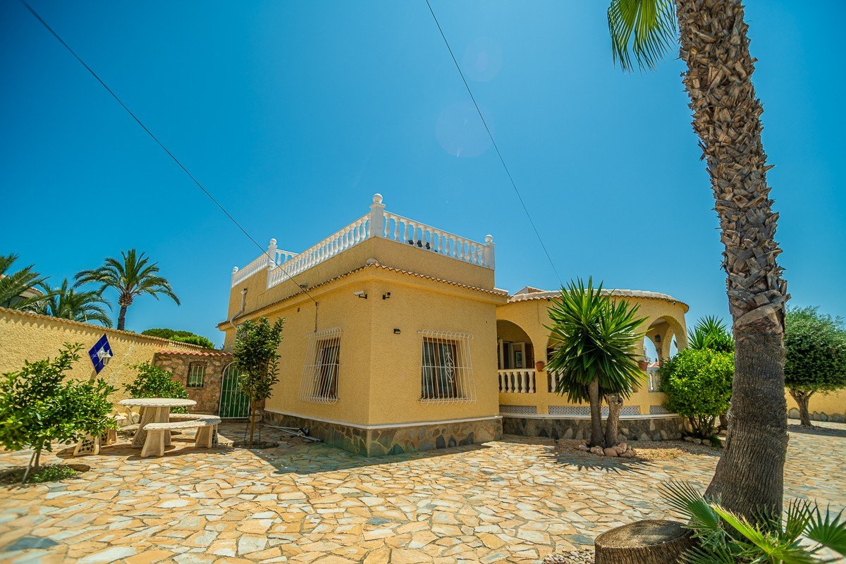 Superbe villa de style méditerranéen avec 3 chambres, 3 salles de bains, terrasse sur le toit, climatisation, piscine privée et place de parking