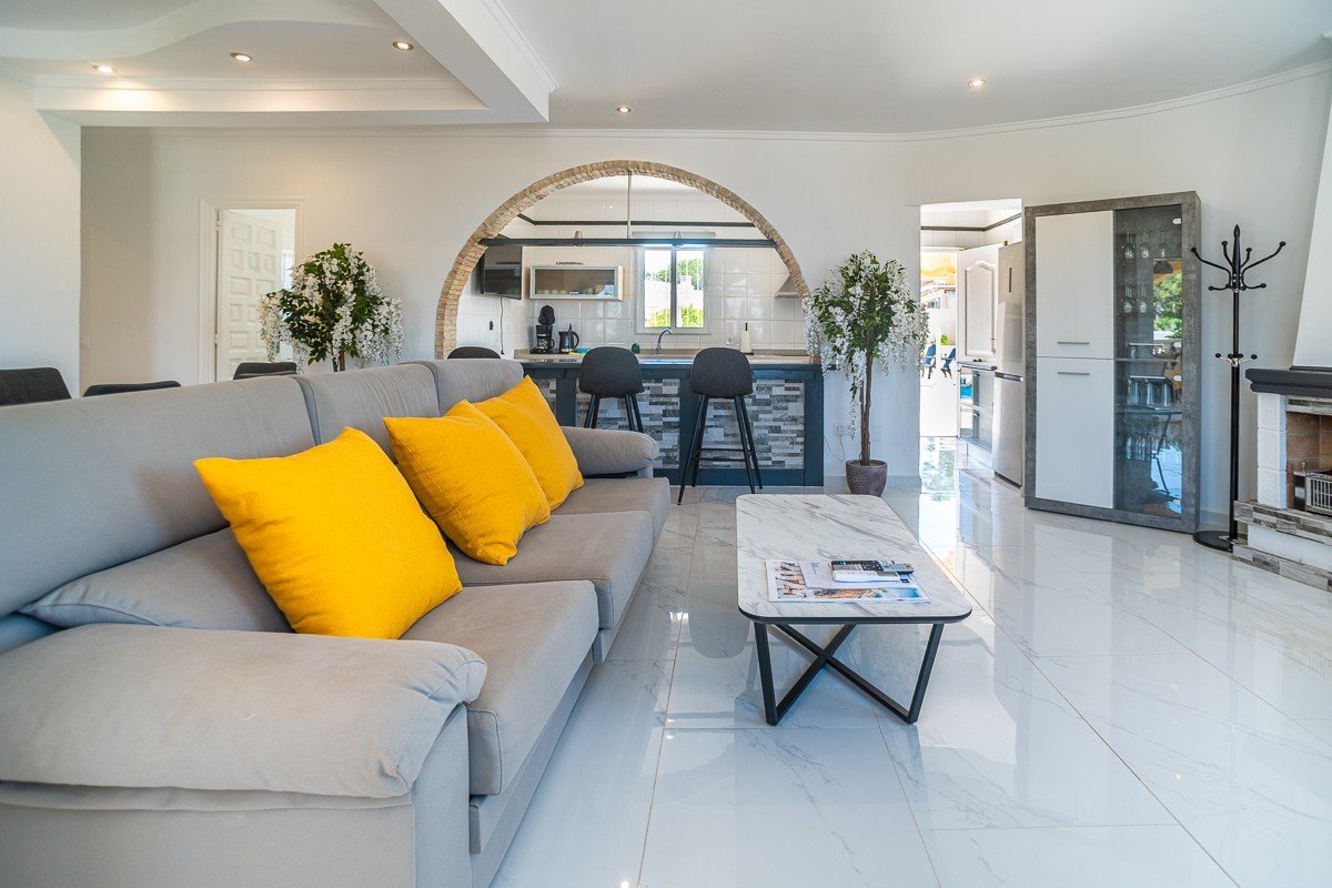 Superbe villa de style méditerranéen avec 3 chambres, 3 salles de bains, terrasse sur le toit, climatisation, piscine privée et place de parking