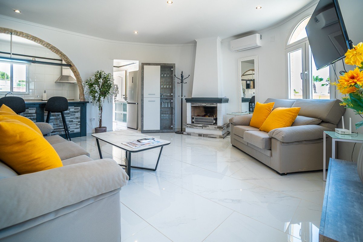 Superbe villa de style méditerranéen avec 3 chambres, 3 salles de bains, terrasse sur le toit, climatisation, piscine privée et place de parking