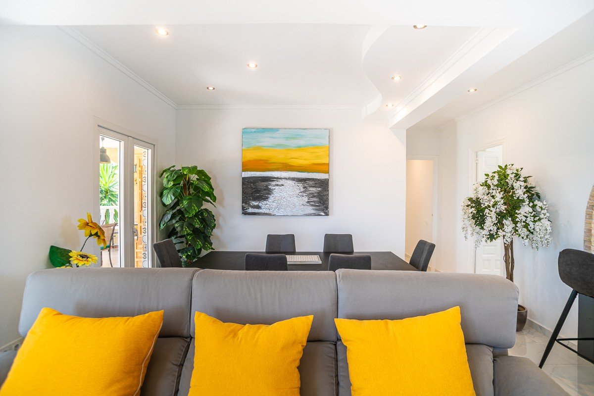 Superbe villa de style méditerranéen avec 3 chambres, 3 salles de bains, terrasse sur le toit, climatisation, piscine privée et place de parking