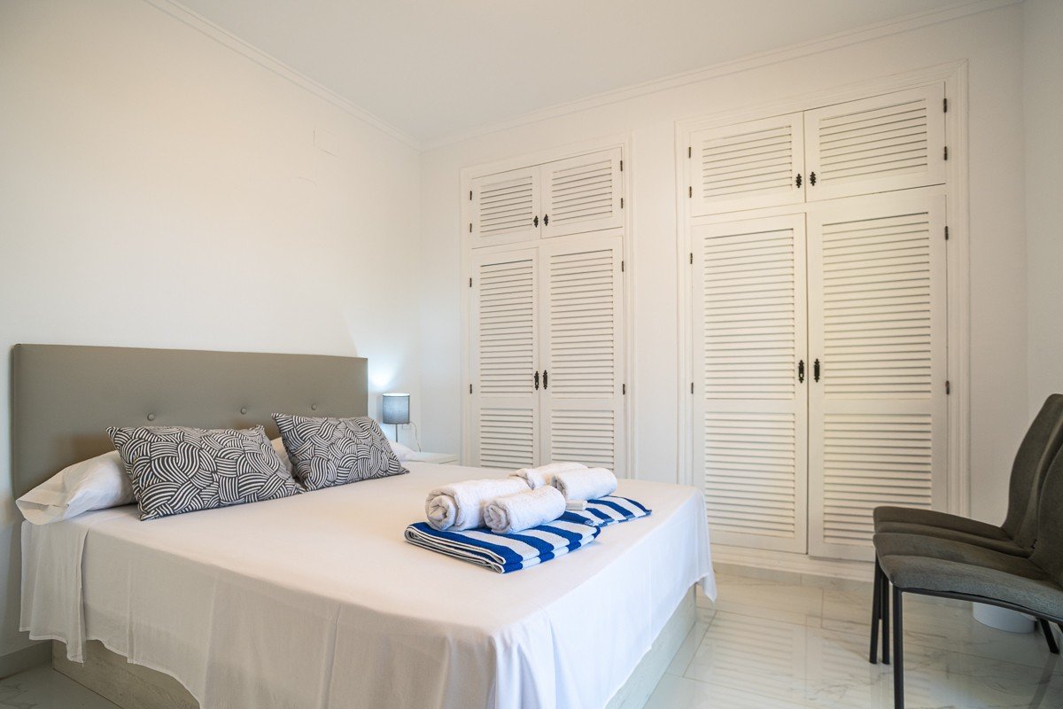 Superbe villa de style méditerranéen avec 3 chambres, 3 salles de bains, terrasse sur le toit, climatisation, piscine privée et place de parking