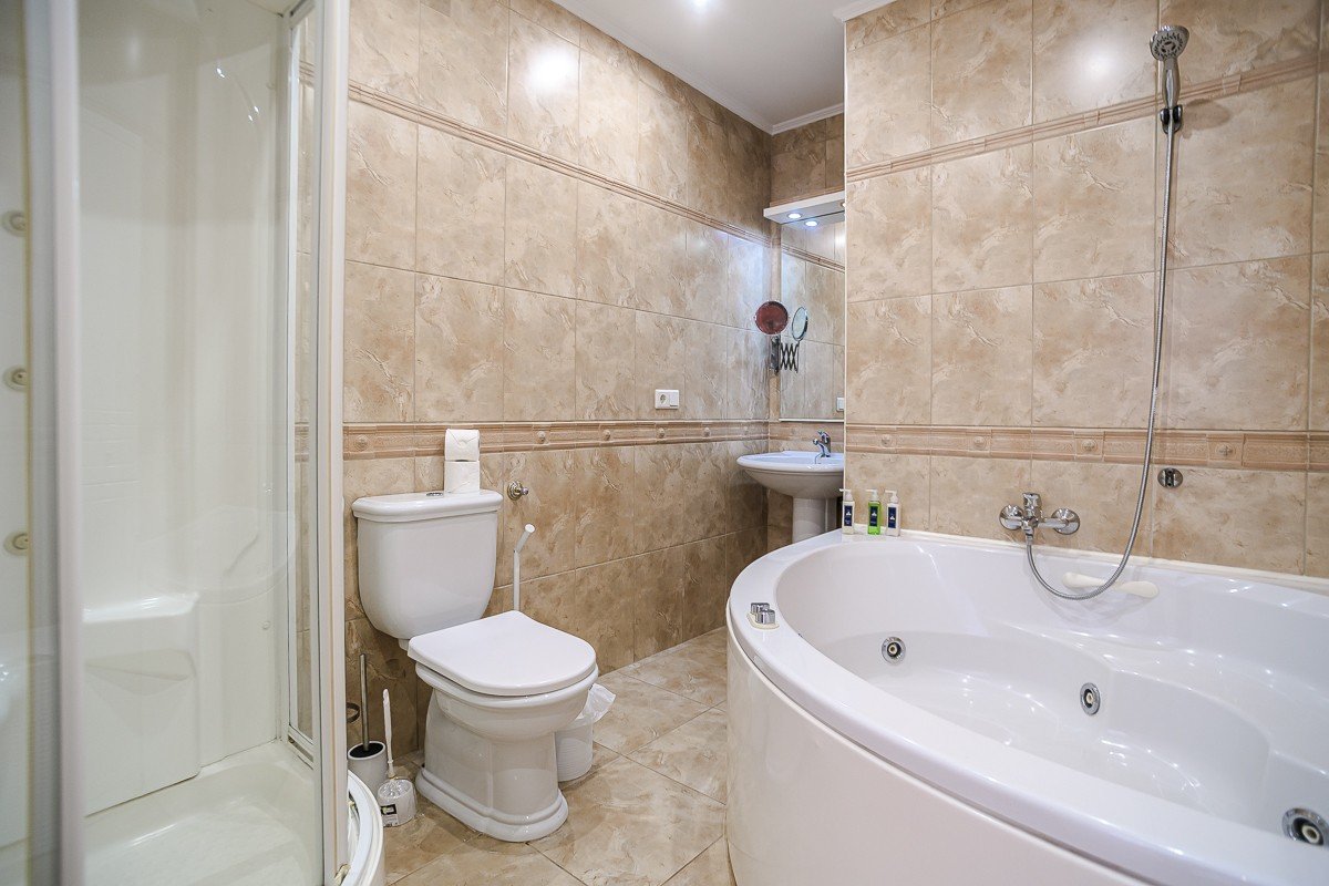 Superbe villa de style méditerranéen avec 3 chambres, 3 salles de bains, terrasse sur le toit, climatisation, piscine privée et place de parking