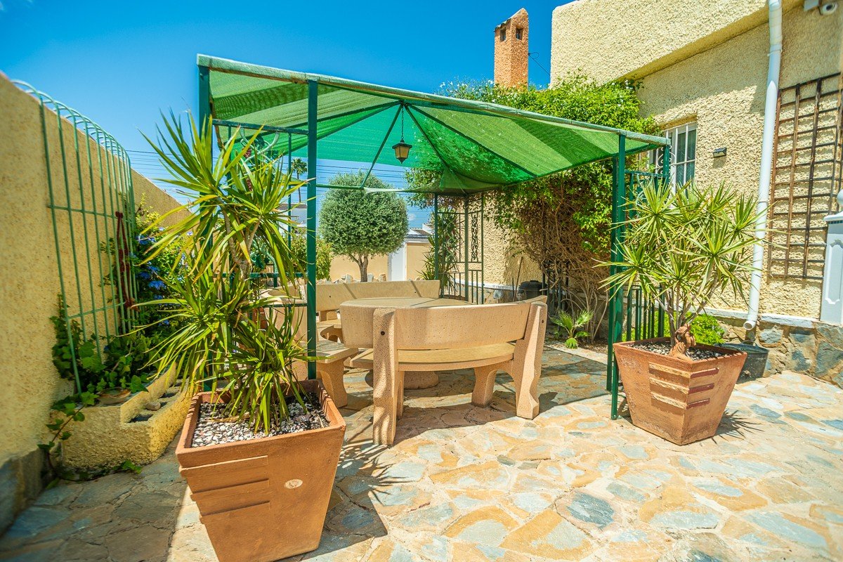 Superbe villa de style méditerranéen avec 3 chambres, 3 salles de bains, terrasse sur le toit, climatisation, piscine privée et place de parking