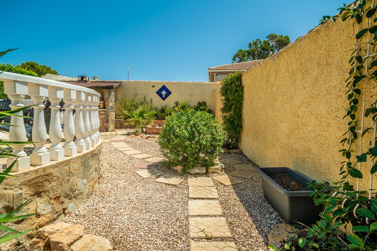 Superbe villa de style méditerranéen avec 3 chambres, 3 salles de bains, terrasse sur le toit, climatisation, piscine privée et place de parking