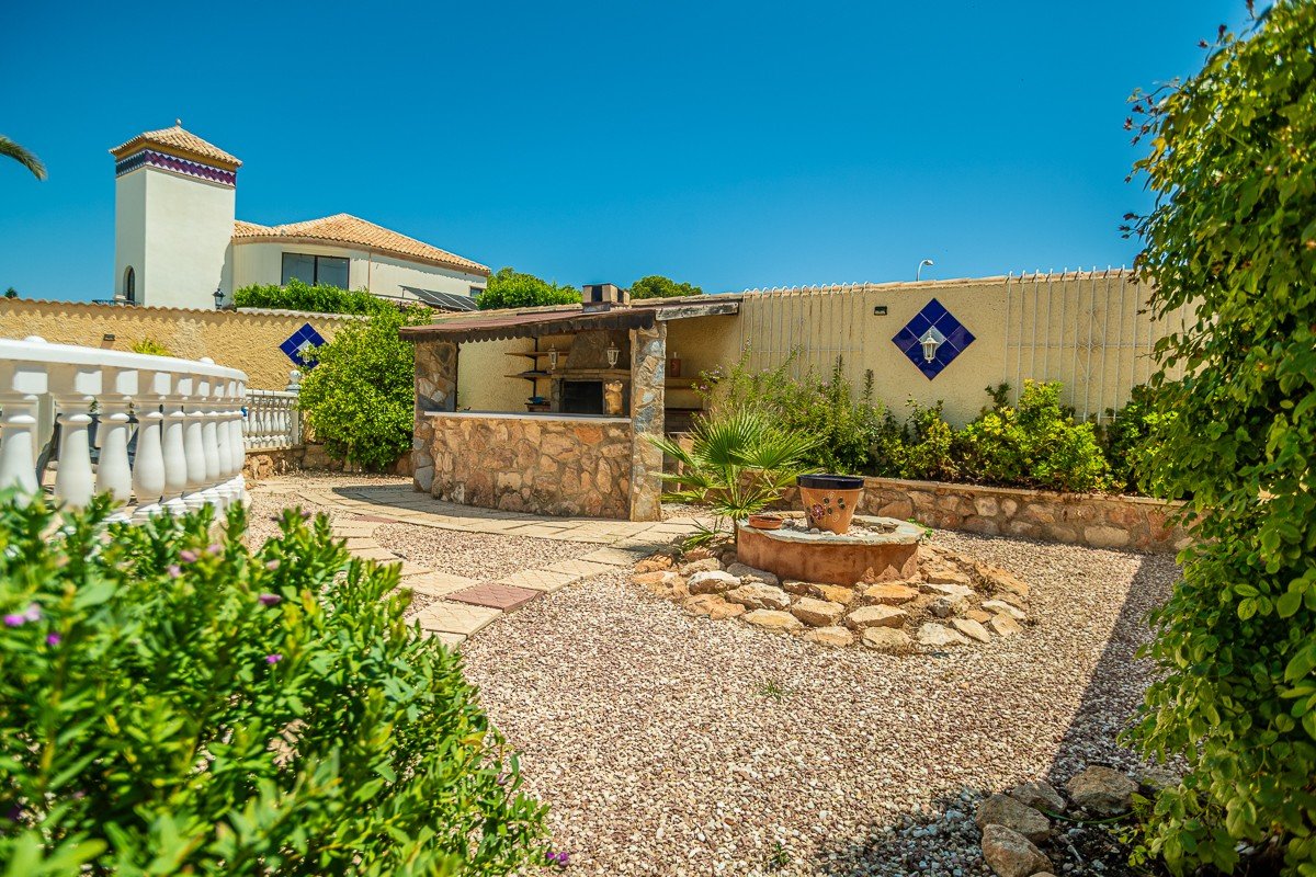 Superbe villa de style méditerranéen avec 3 chambres, 3 salles de bains, terrasse sur le toit, climatisation, piscine privée et place de parking