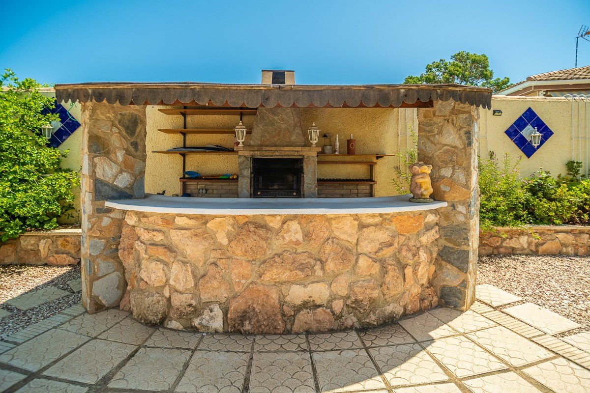 Superbe villa de style méditerranéen avec 3 chambres, 3 salles de bains, terrasse sur le toit, climatisation, piscine privée et place de parking