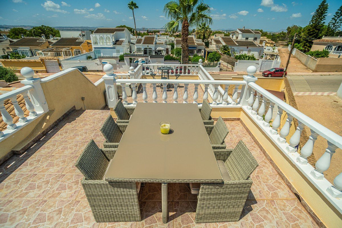 Superbe villa de style méditerranéen avec 3 chambres, 3 salles de bains, terrasse sur le toit, climatisation, piscine privée et place de parking