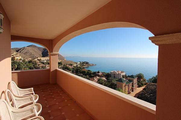 Belle villa avec grande piscine privée et vue impressionnante sur la côte
