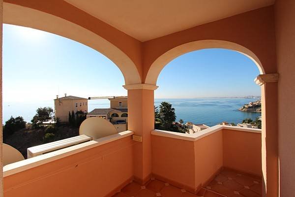 Belle villa avec grande piscine privée et vue impressionnante sur la côte
