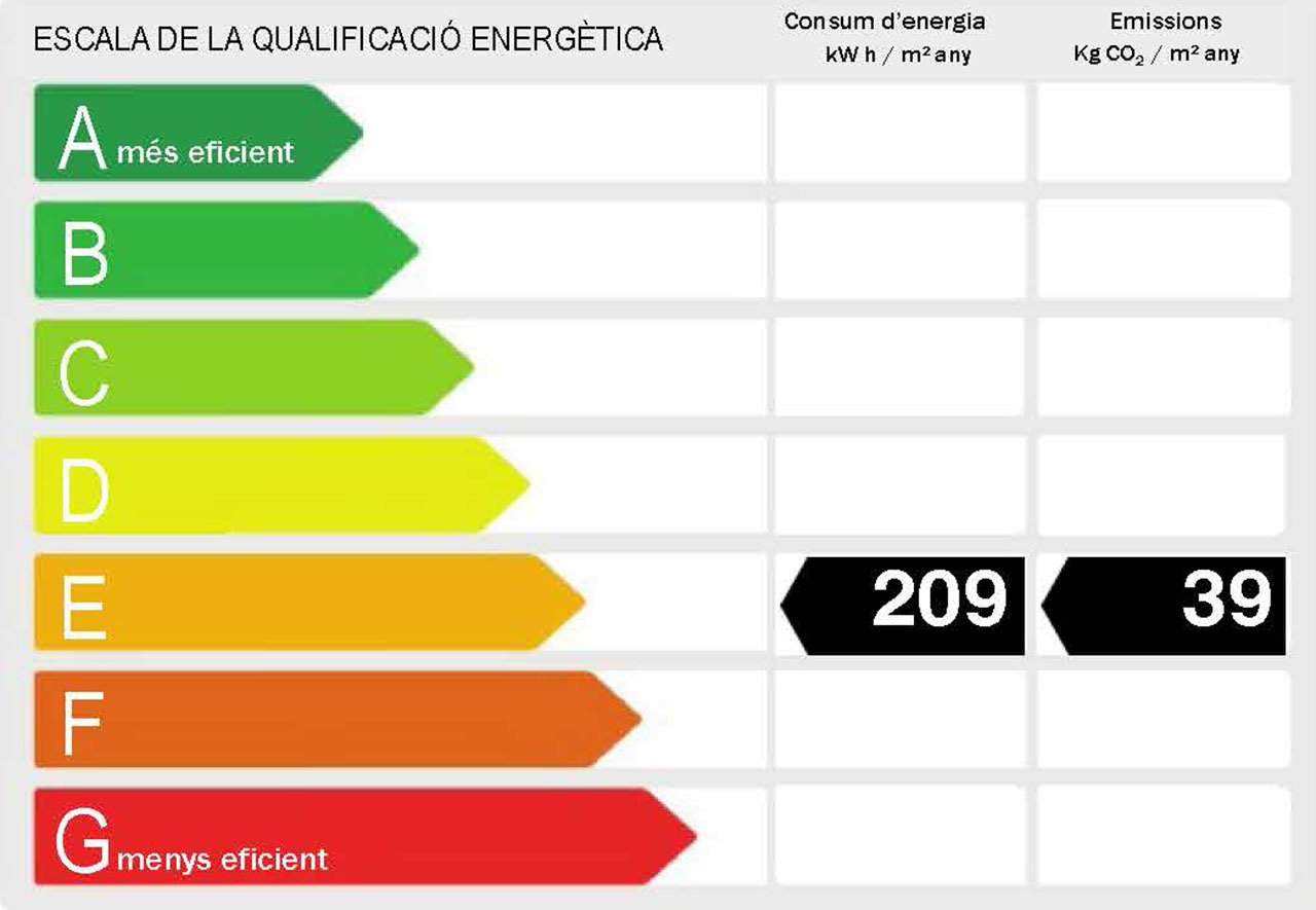 Villa avec 3 chambres, 3 salles de bains, terrasse sur le toit, place de parking et piscine communautaire