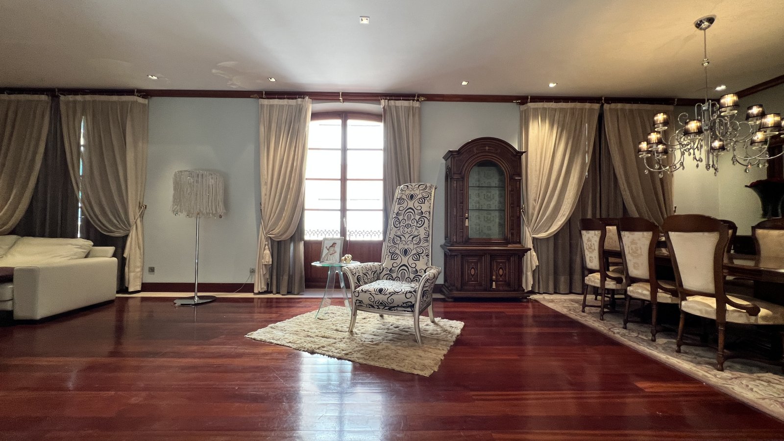 Bien d’investissement d’exception : Maison de ville traditionnelle offrant de multiples possibilités d’exploitation au centre de Pego