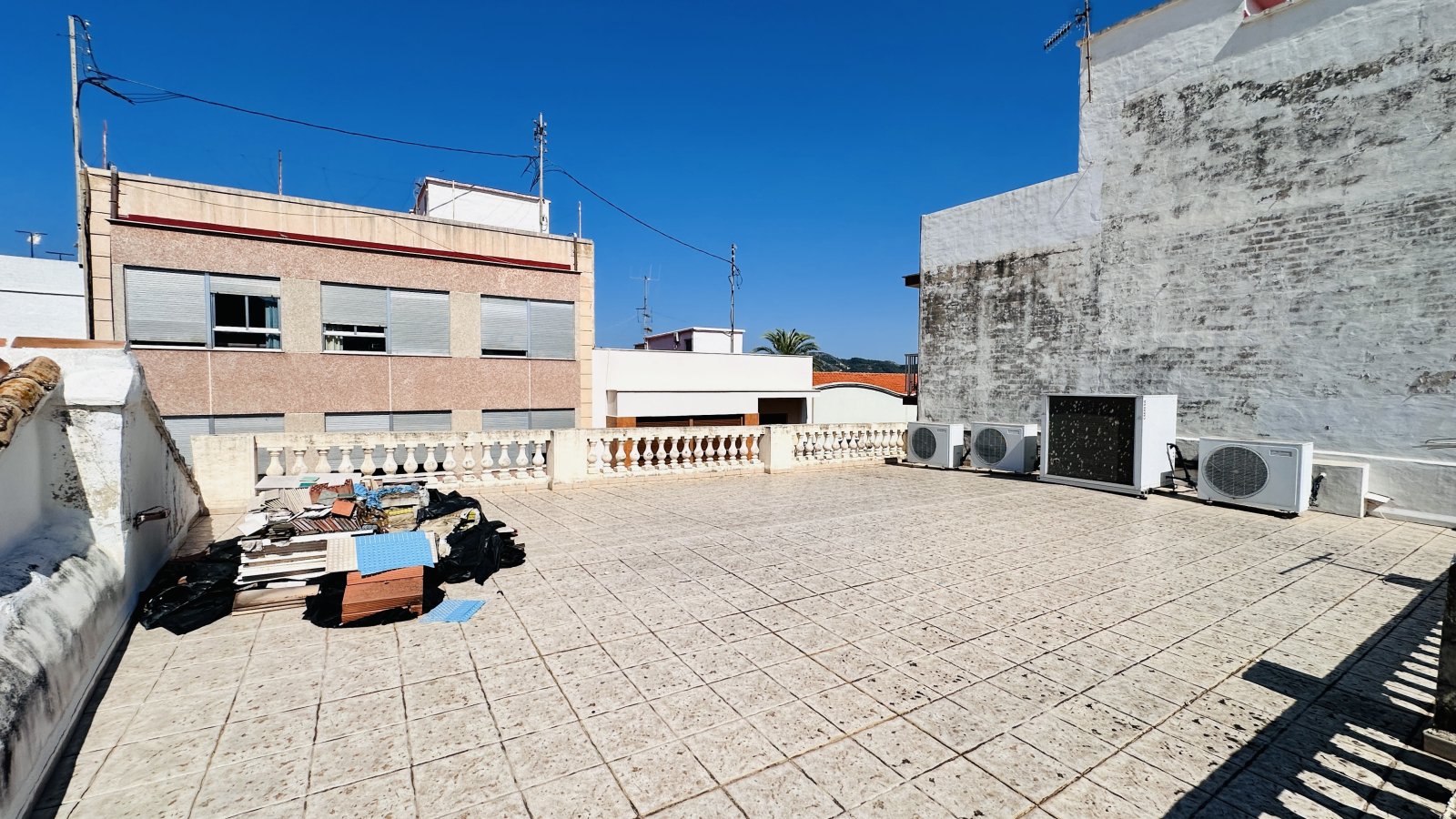 Bien d’investissement d’exception : Maison de ville traditionnelle offrant de multiples possibilités d’exploitation au centre de Pego