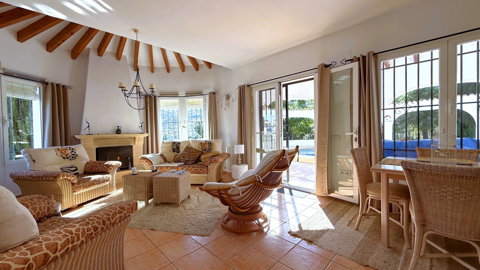 Maison de plain-pied ensoleillée à Monte Pego avec piscine et terrasse