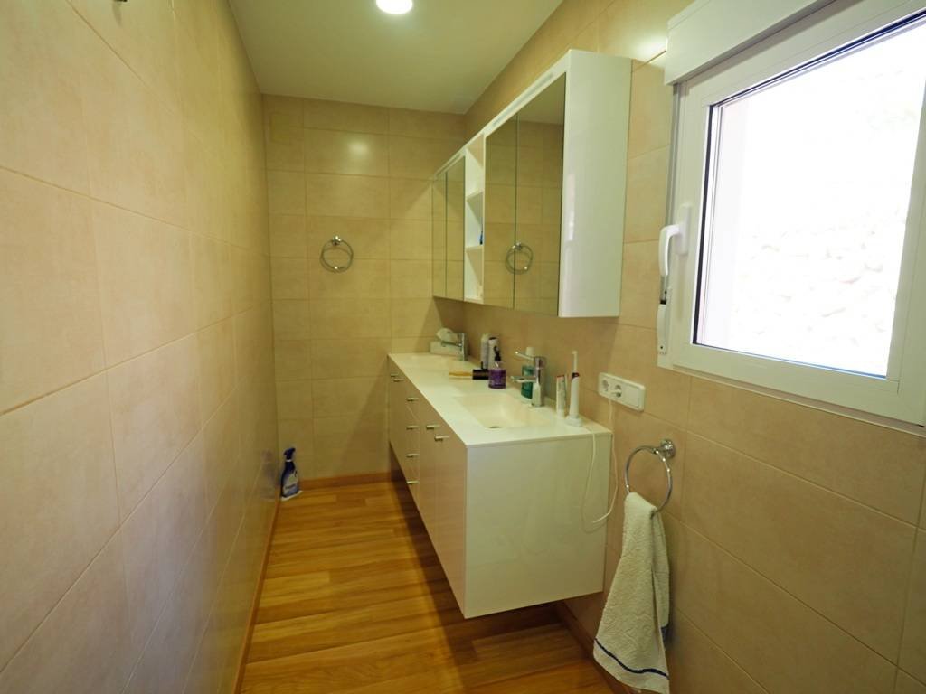 Wunderschöne Villa mit 3 Schlafzimmern, 3 Bädern, Privatpool, Meerblick und direktem Strandzugang