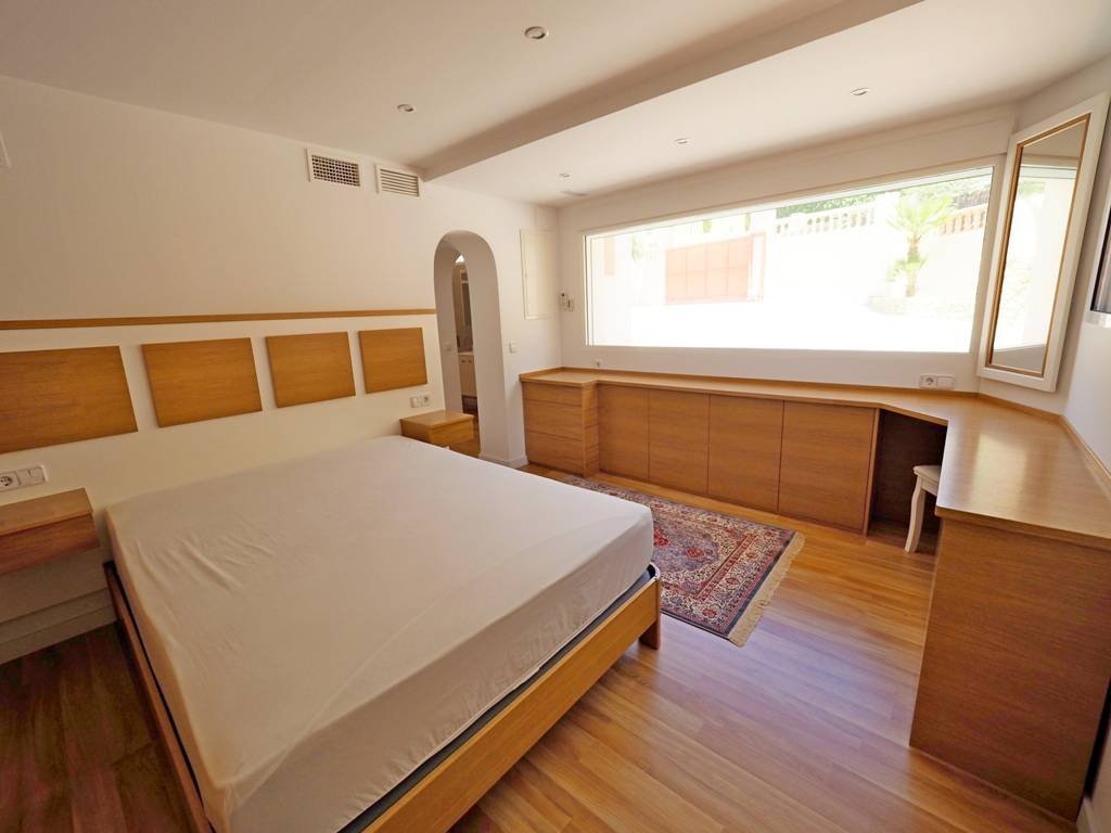 Wunderschöne Villa mit 3 Schlafzimmern, 3 Bädern, Privatpool, Meerblick und direktem Strandzugang