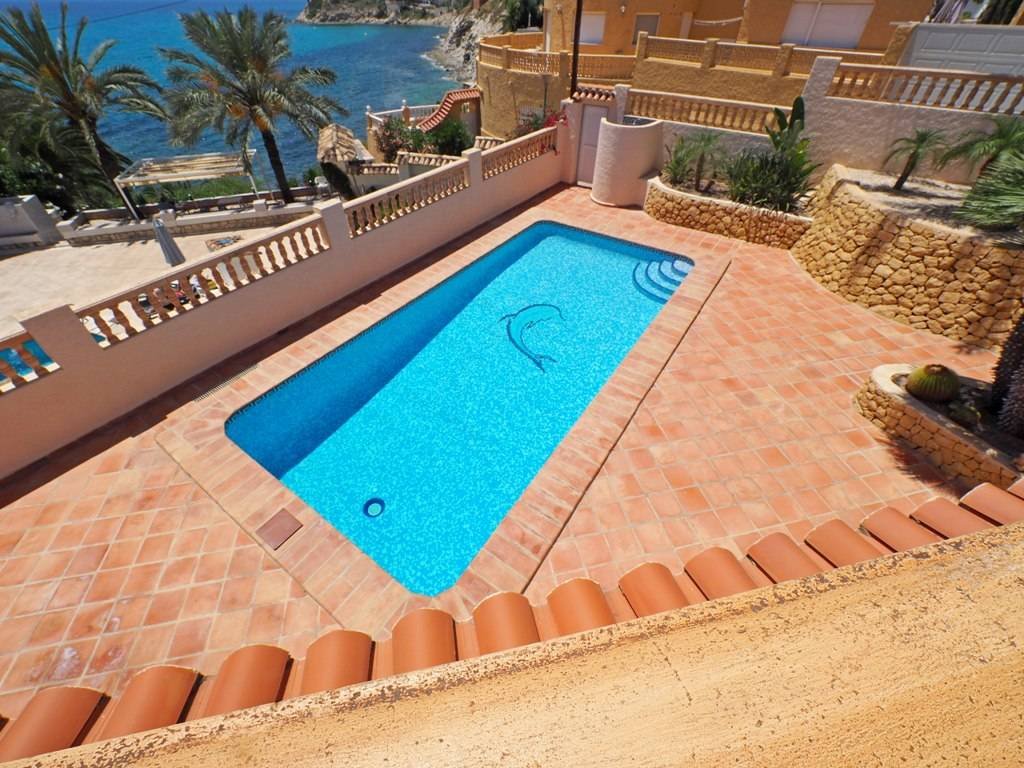 Wunderschöne Villa mit 3 Schlafzimmern, 3 Bädern, Privatpool, Meerblick und direktem Strandzugang