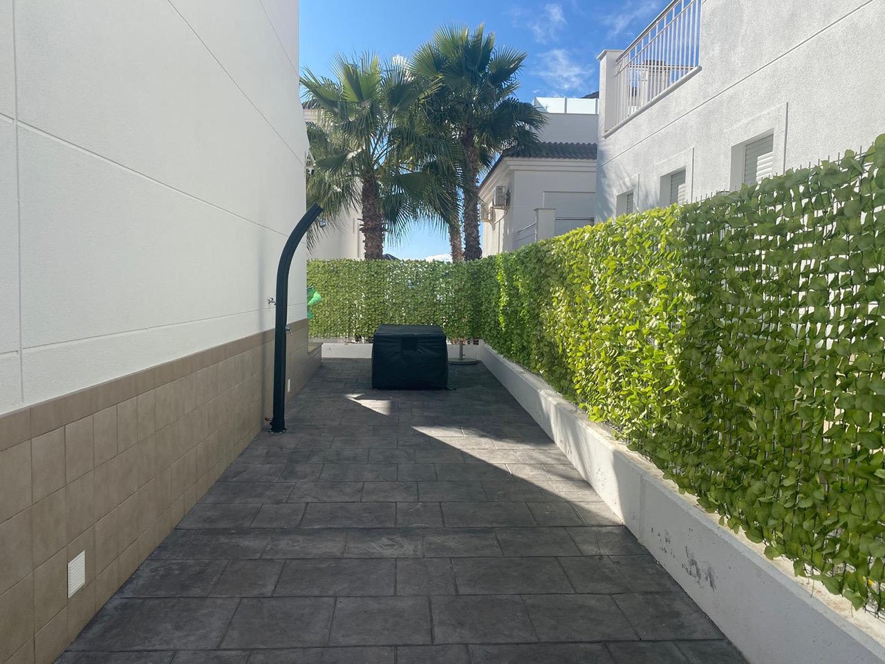 Villa avec 3 chambres, 3 salles de bains, terrasse sur le toit, place de parking et piscine communautaire