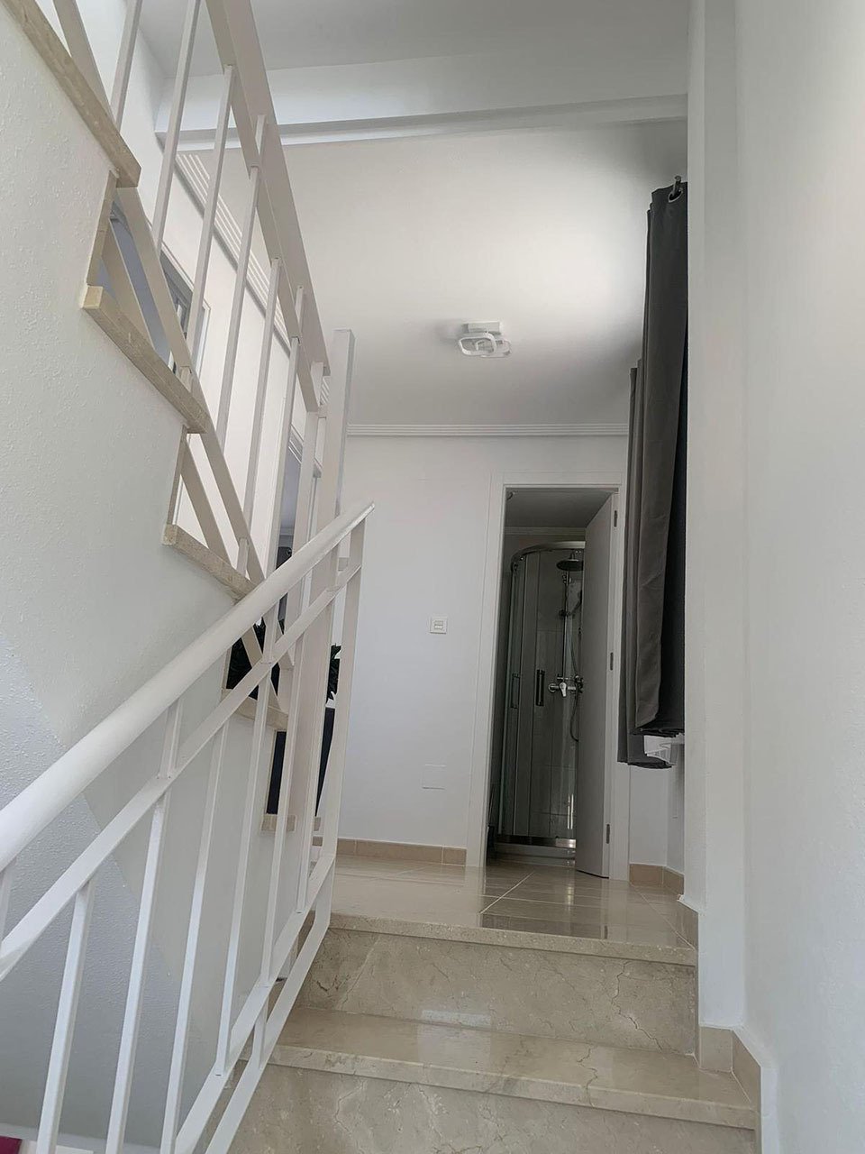 Villa avec 3 chambres, 3 salles de bains, terrasse sur le toit, place de parking et piscine communautaire