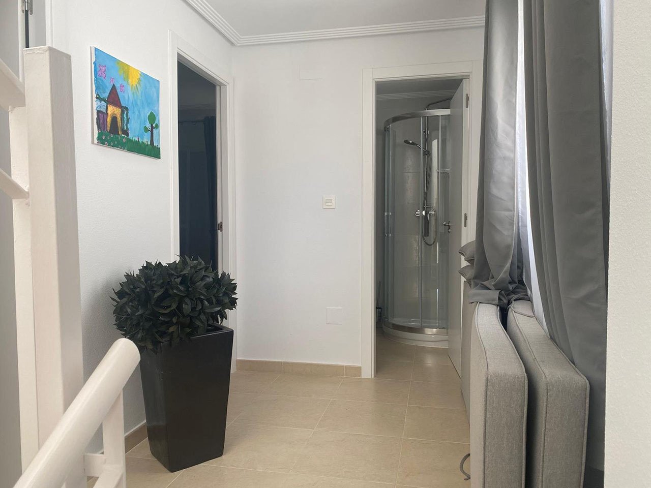 Villa avec 3 chambres, 3 salles de bains, terrasse sur le toit, place de parking et piscine communautaire