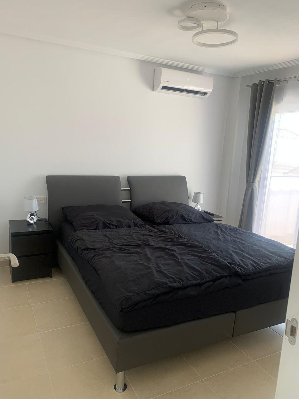 Villa avec 3 chambres, 3 salles de bains, terrasse sur le toit, place de parking et piscine communautaire