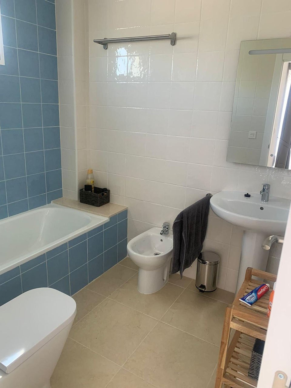 Villa avec 3 chambres, 3 salles de bains, terrasse sur le toit, place de parking et piscine communautaire