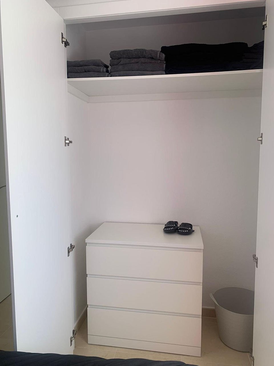 Villa avec 3 chambres, 3 salles de bains, terrasse sur le toit, place de parking et piscine communautaire