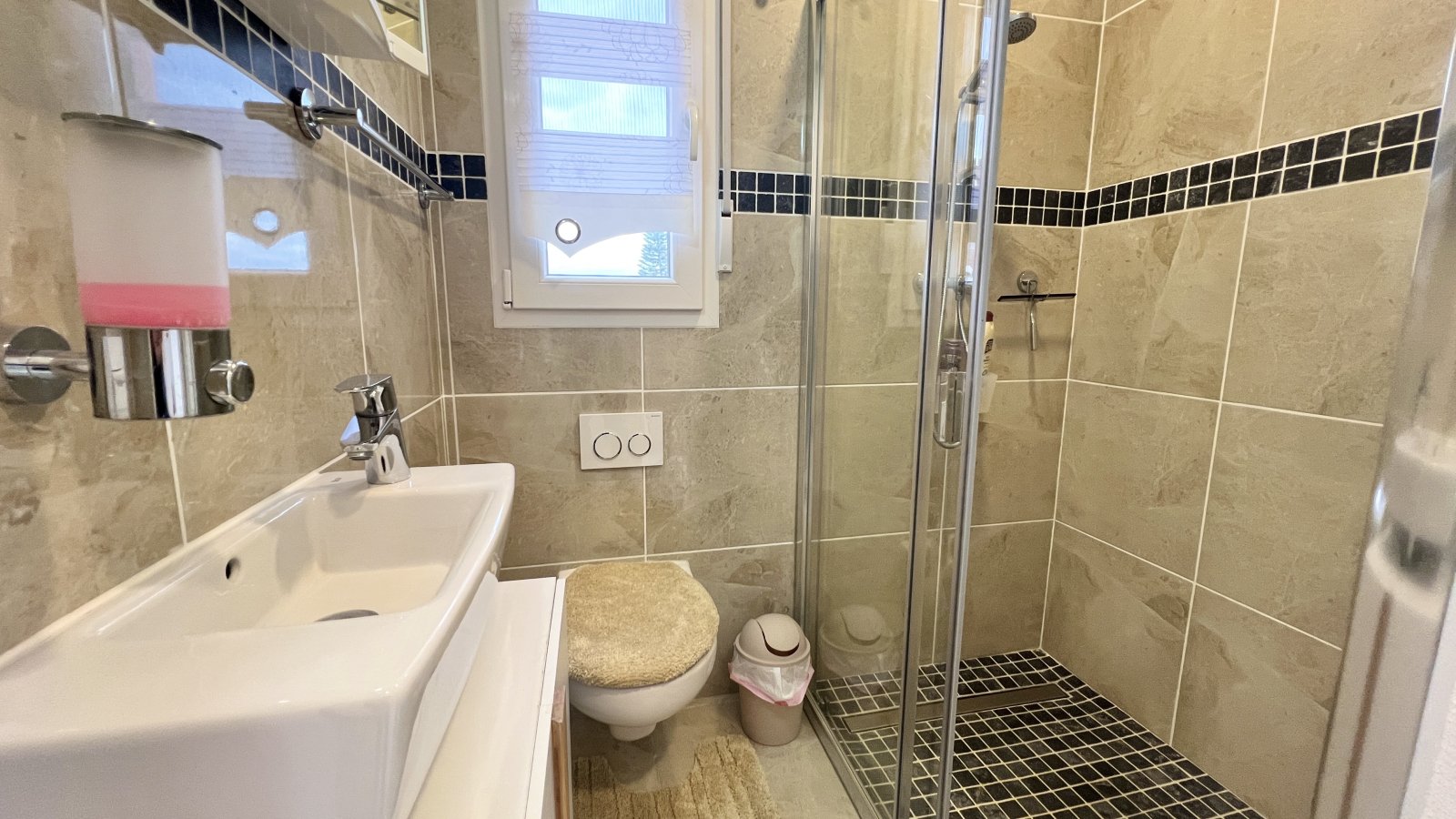 Superbe villa bien équipée avec 3 chambres, piscine, garage, etc.