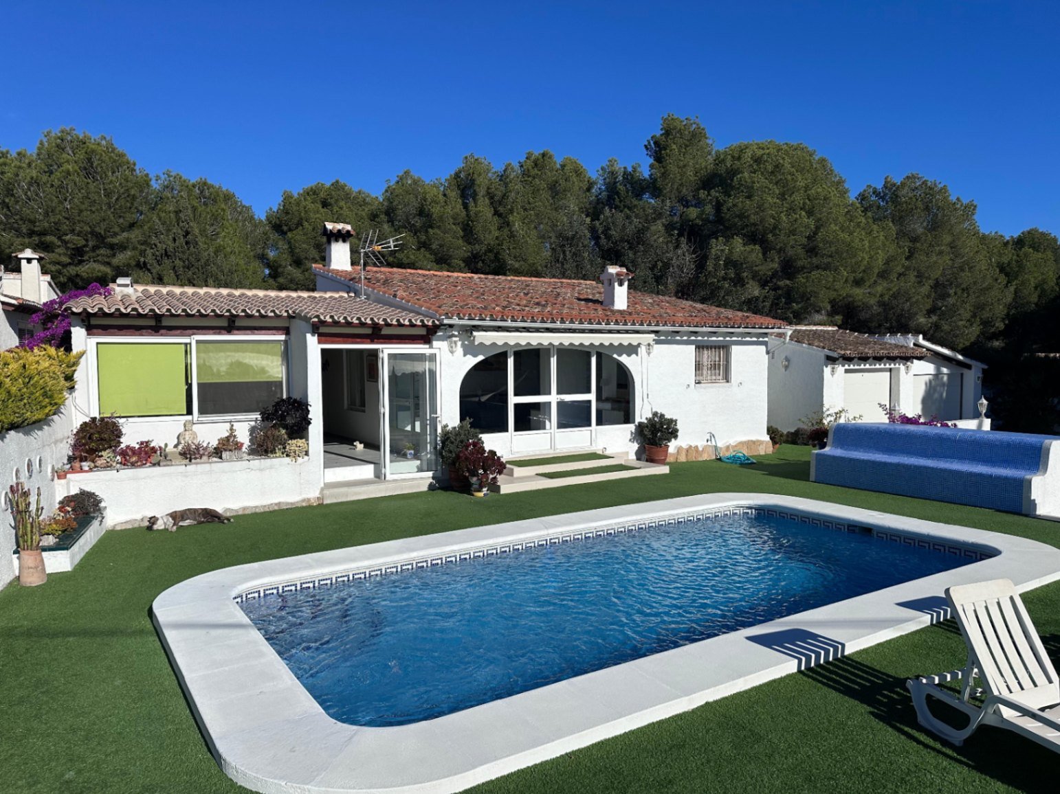 Moraira: Villa de plain-pied avec 3 chambres, 1 salle de bain, 1 WC invités, vue sur la mer et piscine privée à La Sabatera 