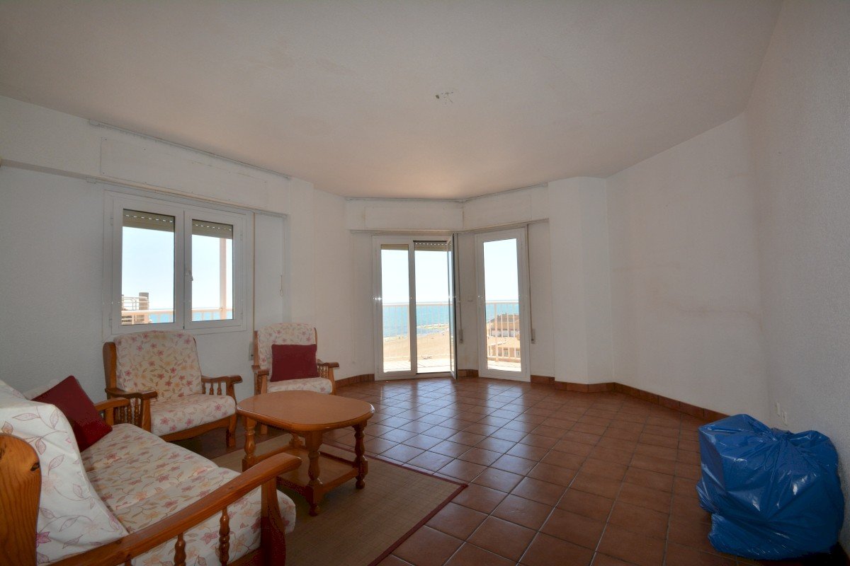 Appartement avec 3 chambres, 1 salle de bain et vue imprenable sur la mer, situé près de la plage