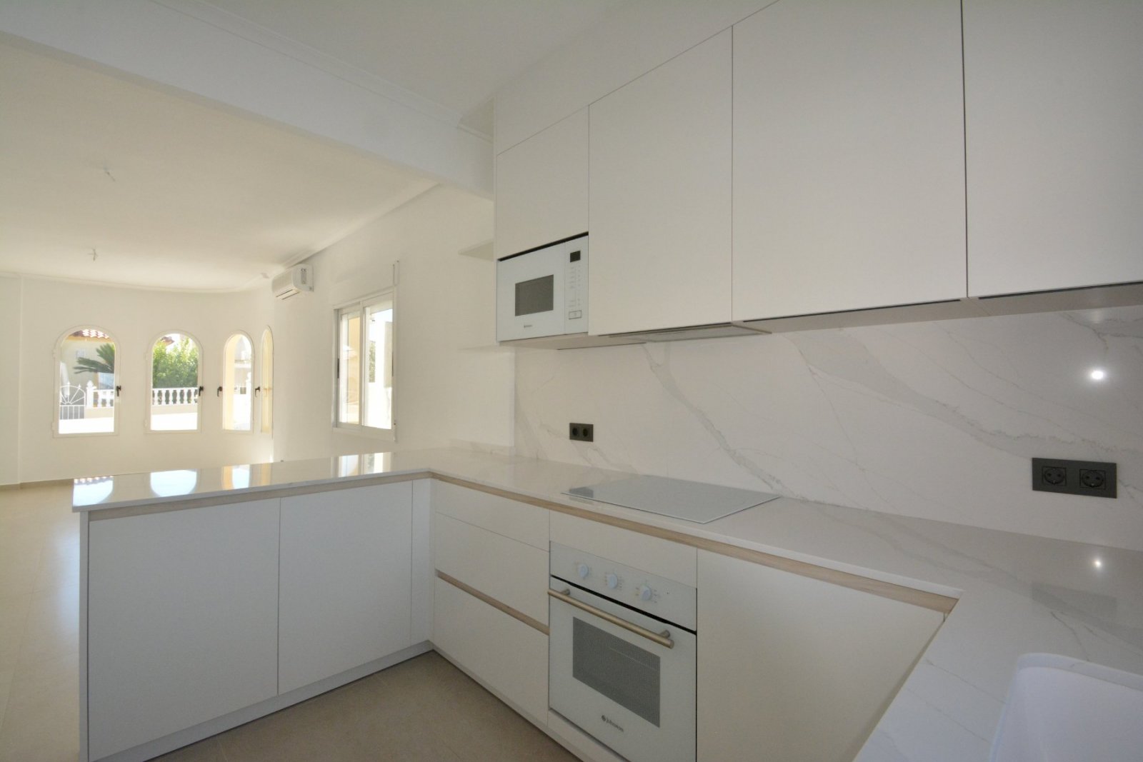 Komplett renovierte Villa mit 2 Schlafzimmern, 1 Bad und Gemeinschaftspool in Lo Crispin