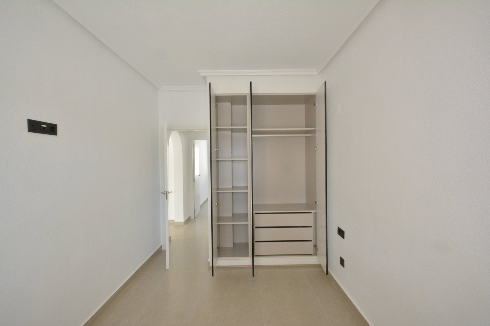 Komplett renovierte Villa mit 2 Schlafzimmern, 1 Bad und Gemeinschaftspool in Lo Crispin