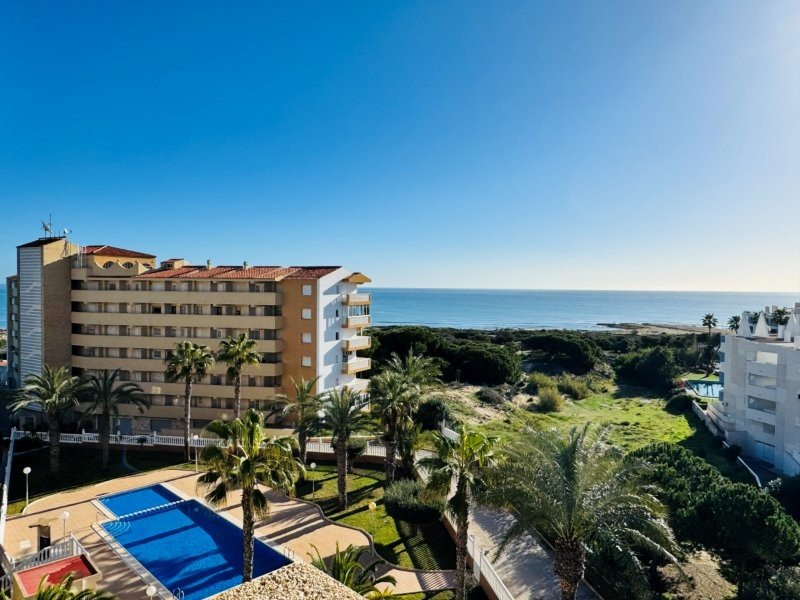 Penthouse en duplex avec 3 chambres, 2 salles de bains, 2 places de parking, piscine communautaire et vue sur la mer à seulement 100 m de la plage