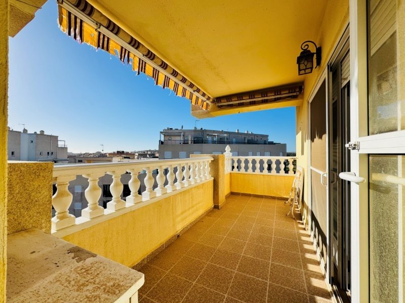 Penthouse en duplex avec 3 chambres, 2 salles de bains, 2 places de parking, piscine communautaire et vue sur la mer à seulement 100 m de la plage