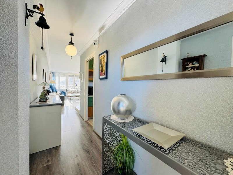 Penthouse en duplex avec 3 chambres, 2 salles de bains, 2 places de parking, piscine communautaire et vue sur la mer à seulement 100 m de la plage