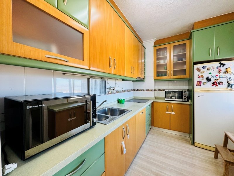 Penthouse en duplex avec 3 chambres, 2 salles de bains, 2 places de parking, piscine communautaire et vue sur la mer à seulement 100 m de la plage