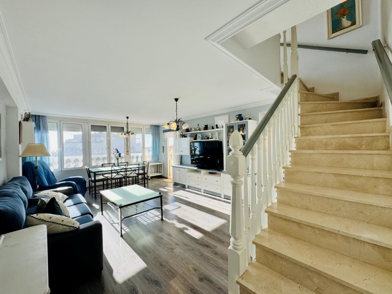 Penthouse en duplex avec 3 chambres, 2 salles de bains, 2 places de parking, piscine communautaire et vue sur la mer à seulement 100 m de la plage