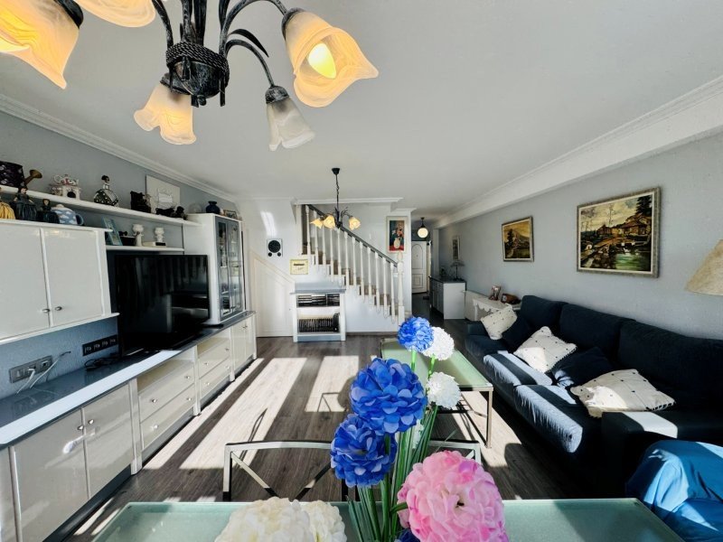 Penthouse en duplex avec 3 chambres, 2 salles de bains, 2 places de parking, piscine communautaire et vue sur la mer à seulement 100 m de la plage