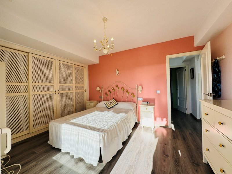 Penthouse en duplex avec 3 chambres, 2 salles de bains, 2 places de parking, piscine communautaire et vue sur la mer à seulement 100 m de la plage