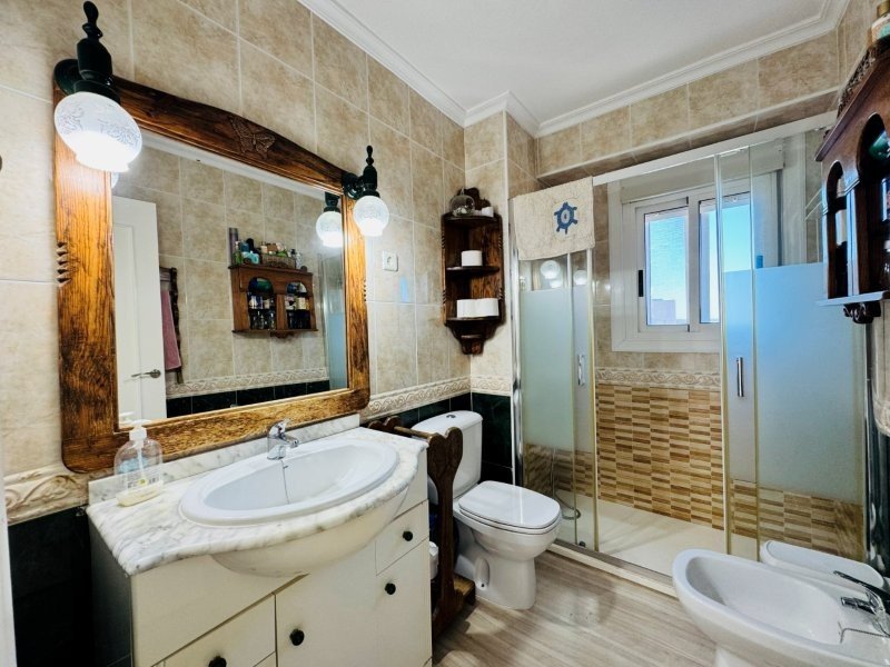 Penthouse en duplex avec 3 chambres, 2 salles de bains, 2 places de parking, piscine communautaire et vue sur la mer à seulement 100 m de la plage