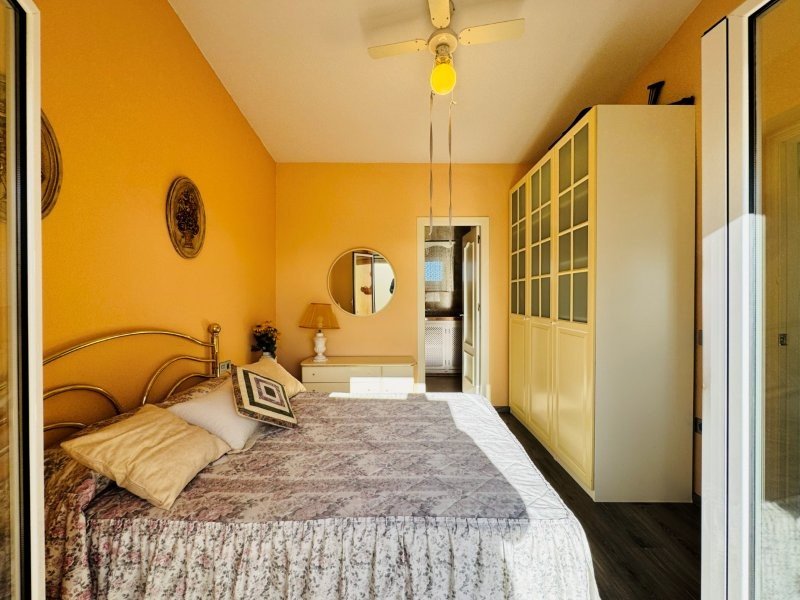 Penthouse en duplex avec 3 chambres, 2 salles de bains, 2 places de parking, piscine communautaire et vue sur la mer à seulement 100 m de la plage