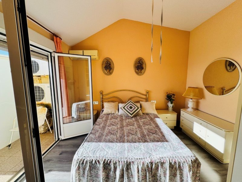 Penthouse en duplex avec 3 chambres, 2 salles de bains, 2 places de parking, piscine communautaire et vue sur la mer à seulement 100 m de la plage