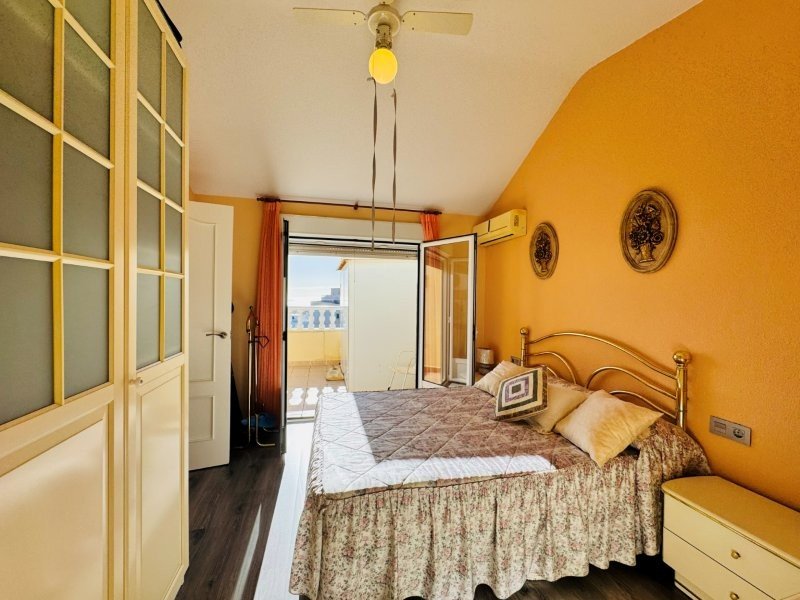 Penthouse en duplex avec 3 chambres, 2 salles de bains, 2 places de parking, piscine communautaire et vue sur la mer à seulement 100 m de la plage