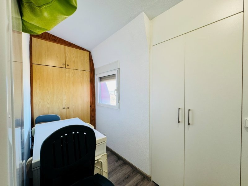 Penthouse en duplex avec 3 chambres, 2 salles de bains, 2 places de parking, piscine communautaire et vue sur la mer à seulement 100 m de la plage