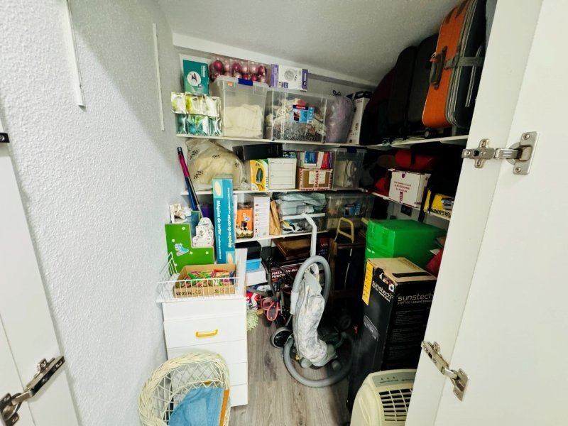 Penthouse en duplex avec 3 chambres, 2 salles de bains, 2 places de parking, piscine communautaire et vue sur la mer à seulement 100 m de la plage