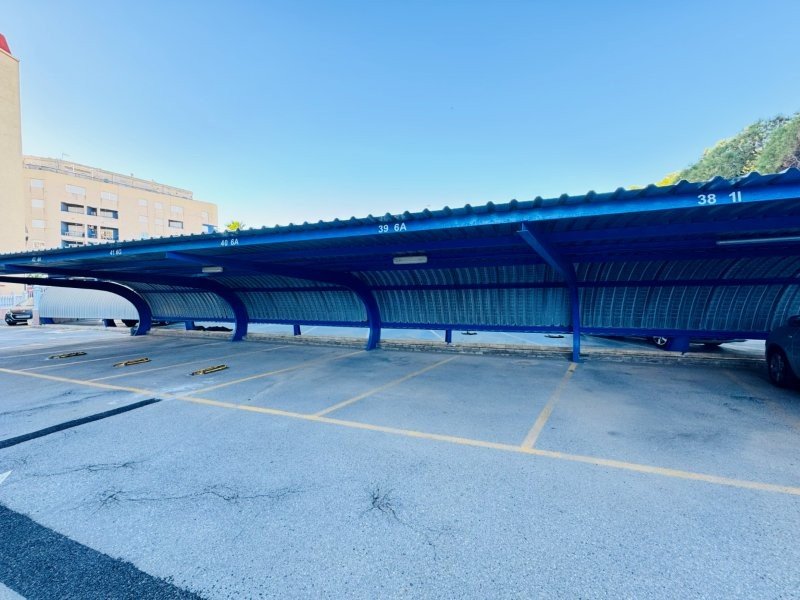 Penthouse en duplex avec 3 chambres, 2 salles de bains, 2 places de parking, piscine communautaire et vue sur la mer à seulement 100 m de la plage